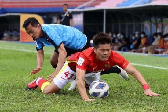 今日焦点战预告16:45 澳超赛场 悉尼FC VS 惠灵顿凤凰 惠灵顿凤凰强势出击能否在客场全身而退？01:30 意甲赛事 那不勒斯 VS 蒙扎 那不勒斯欲在主场迎来反弹重返欧战区!02:45 葡超赛场 本菲卡 VS 法马利卡奥 本菲卡对榜首之位虎视眈眈，法马利卡奥客场之旅恐难以全身而退？03:45 意甲赛事 热那亚 VS 国际米兰 国米已连续多场赛事保持不败，火“热”势头欲继续延续？ 事件那不勒斯后卫纳坦肩膀脱臼，马扎里：队医说他将缺席一个半月那不勒斯主帅马扎里称，后卫纳坦因肩膀脱臼将缺席一个半月时间。